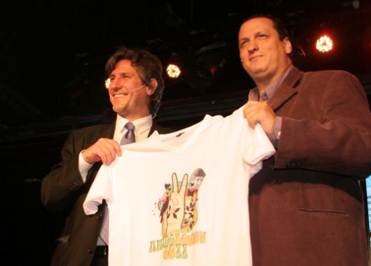 El ministro exhibió la remera del evento.