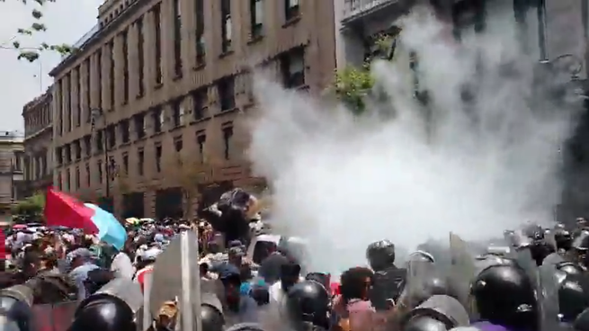 El momento en que la Policía le impide avanzar a la marcha de la CNTE.