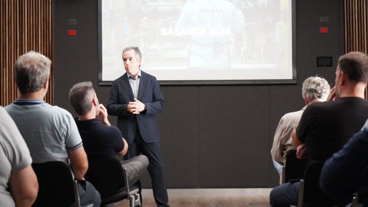 Salinas durante la presentación de los lanzamientos para 2026, detalló proyecciones de mercado y la estrategia tecnológica de la compañía Salinas durante la presentación de los lanzamientos para 2026, detalló proyecciones de mercado y la estrategia tecnológica de la compañía