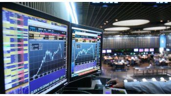 Los bonos en dólares treparon hasta 2,8% y el riesgo país se hundió 3,1% tras mejora de nota soberana