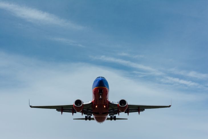 Un hombre fue succionado por el motor de un avión en marcha y murió en un aeropuerto de Países Bajos.