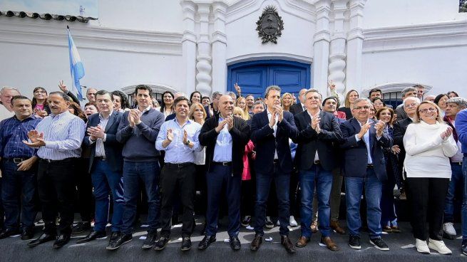 Sergio Massa junto a los gobernadores frente a la Casa Histórica de Tucumán.