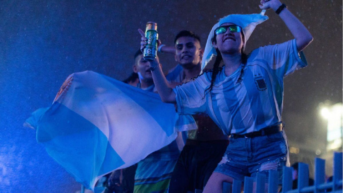 Neither the heat, nor the suffering, nor the storm scared thousands of porteños who celebrated at the Obelisk