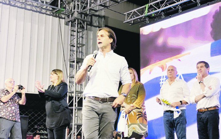 &iquest;el hombre del momento?. Luis Lacalle Pou, candidato del Partido Nacional (Blanco) de Uruguay, llega firme a los comicios del domingo.