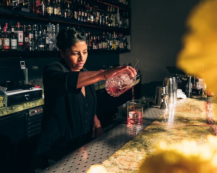 Flavia Arroyo es una de las bartenders que marcan el pulso de la coctelería nacional. Flavia Arroyo es una de las bartenders que marcan el pulso de la coctelería nacional.