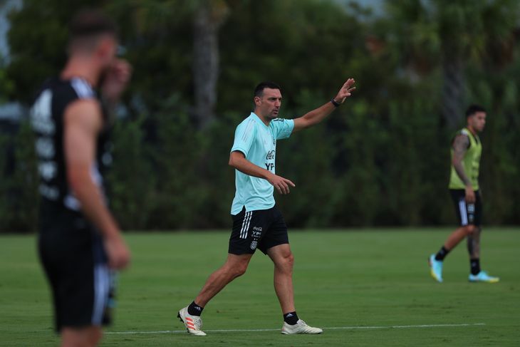 Scaloni piensa en el habitul equipo titular de la Selección argentina para enfrentar a Jamaica.
