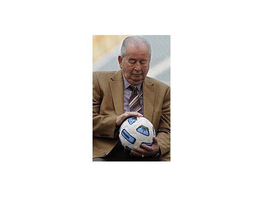 Julio Grondona acaricia la pelota de la Copa América.