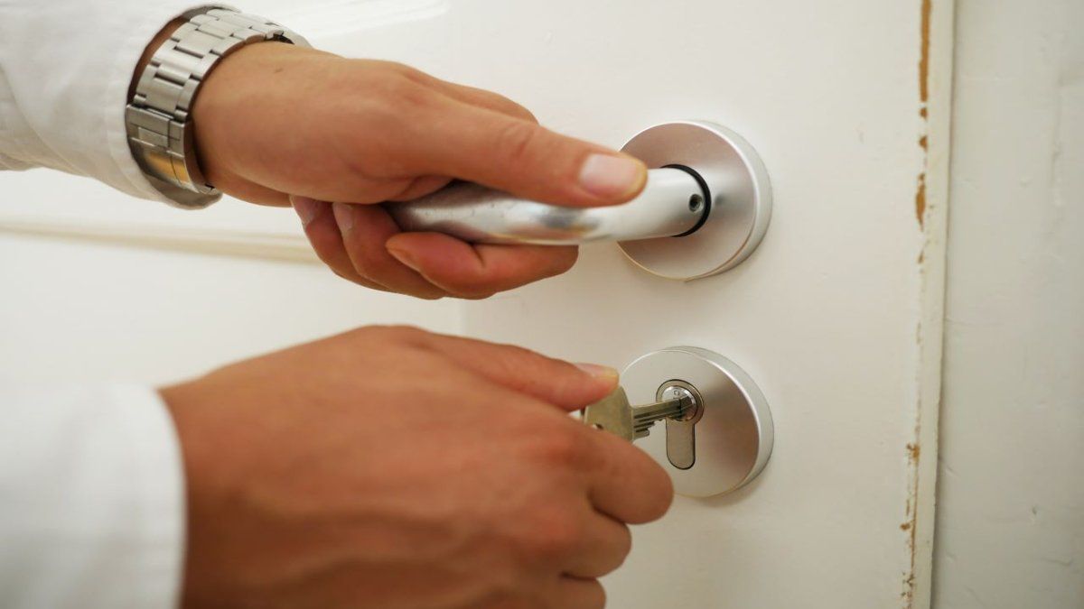 What are the risks for the safety of the house to leave the keys set at the door during the night