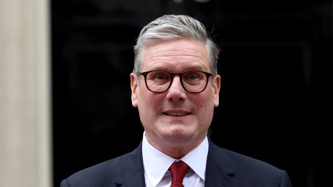 El líder laborista, de 61 años, había sido recibido poco antes en el Palacio de Buckingham por el rey Carlos III, quien le pidió formar gobierno y lo nombró oficialmente primer ministro.