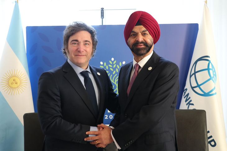 Javier Miele with businessman Ajay Banga, president of the World Bank, in the framework of the G7 summit.