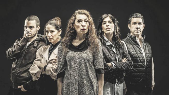 los gestos bárbaros. Laura Novoa, Valentina Bassi y otros integrantes del elenco de la obra.