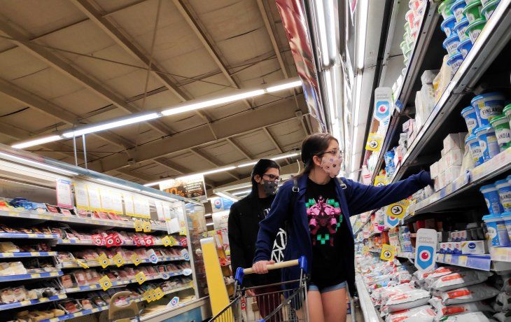 Cuidados. Miles de personas salieron ayer a abastecerse de mercadería por la llegada del coronavirus; algunos hasta lo hicieron con barbijo.