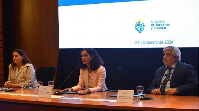 Marcela Bensión, la ministra Azucena Arbeleche y Alejandro Irastorza.