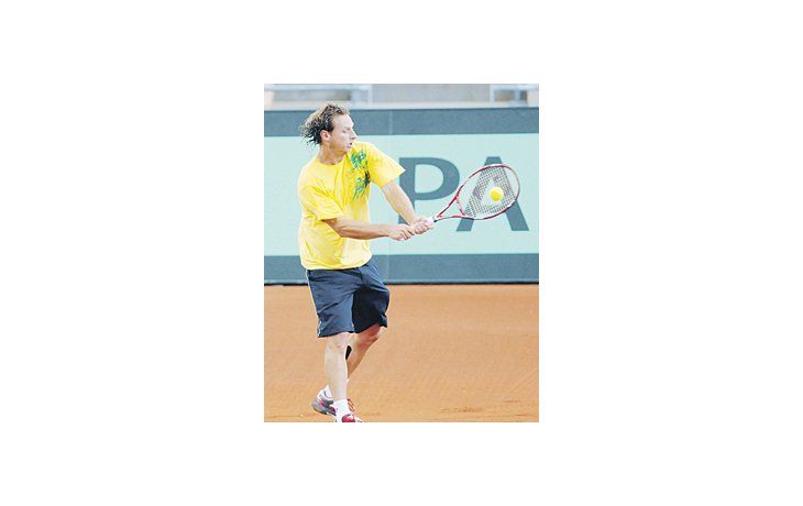 La pelotita vuela y parece estar entre ceja y ceja de Del Potro, como la Copa Davis que tanto quiere ganar Argentina (arriba). Nalbandian entrenó ayer con Mónaco y seguramente jugará el sábado el dobles.