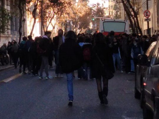 Protesta frente al colegio Pellegrini. 