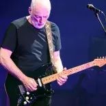 Gilmour con su icónica guitarra. Gilmour con su icónica guitarra.