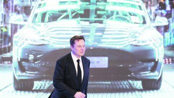 RESISTENCIA. El CEO de Tesla, Elon Musk, junto a uno de los autos eléctricos de su compañía durante una exhibición en Shanghái, China. El empresario se rebeló contra los aranceles punitorios impuestos por Donald Trump a Pekín.