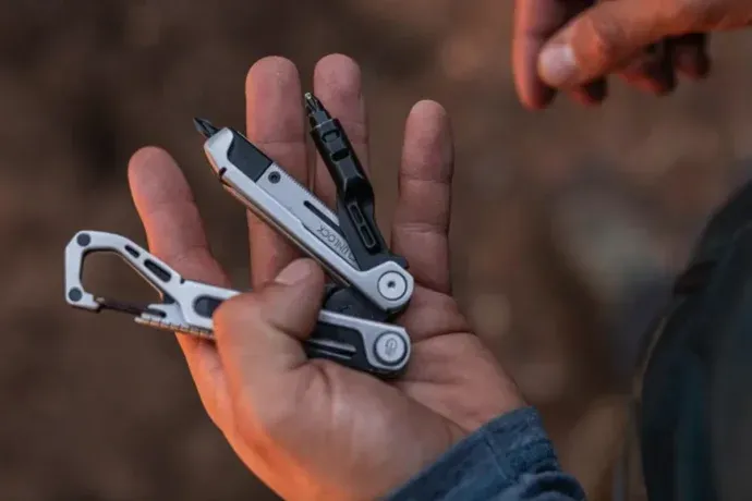 La Stakeout Drive cuenta con tijeras, un mosquetón de transporte, cortador de alambre y lima de grano.