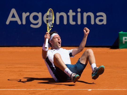 Marco Cecchinato celebra su título en el Argentina Open tras vencer con un resultado abultado al local Diego Schwartzman.