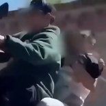 En el video, ninguno de los tres lleva protección.
