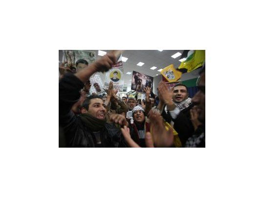 Familiares palestinos esperan la liberación de prisioneros.