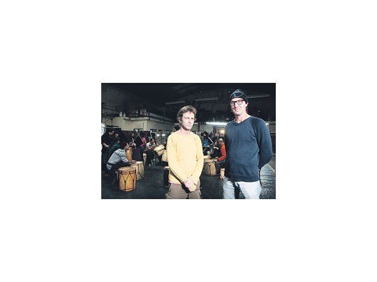 James y el compositor y director musical Gaby Kerpel, que, como en los tiempos de «Villa Villa», volverá a hacer música en vivo en el nuevo show, pensado especialmente para grandes estadios del mundo.