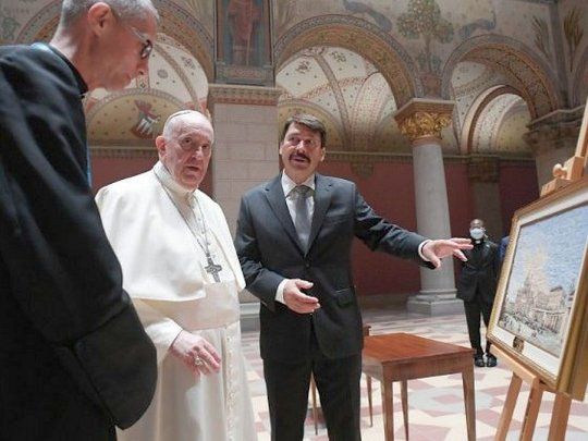 En su primer viaje tras la operación de colon a la que se sometió el 4 de julio, Jorge Bergoglio, de 84 años, bromeó con los representantes ecuménicos sobre la forma en la que pronunció su discurso: Perdonen por haber pronunciado mi discurso sentado...no tengo 15 años.