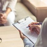 La forma en que se atravesaron las dificultades en otras épocas explica las actitudes actuales. La forma en que se atravesaron las dificultades en otras épocas explica las actitudes actuales.