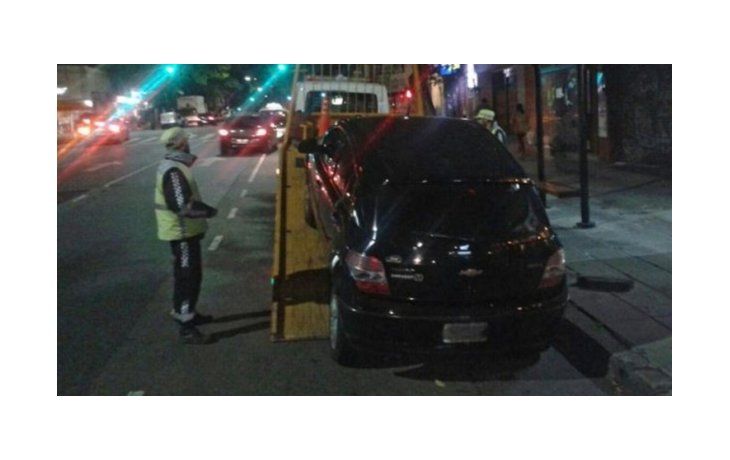 Primera multa para chofer Uber: tendrá que pagar $ 77 mil y le llevaron el auto