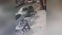 Momentos previos la impacto, el hombre se encontraba en la vereda de un bar.