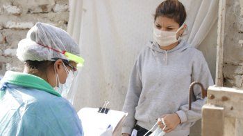 Equipos del Municipio de Lanús asisten a vecinos de Villa Porá.