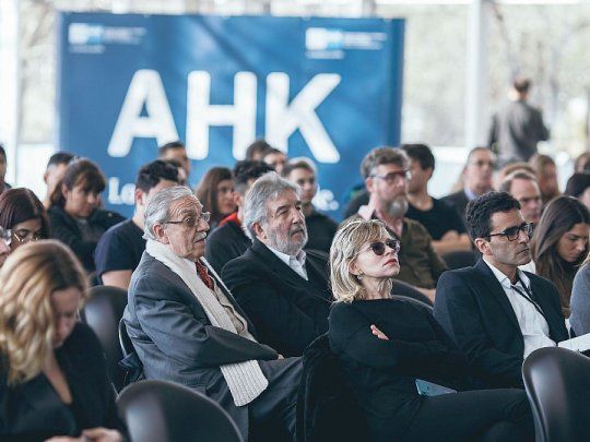 La Cámara de Industria y Comercio Argentino-Alemana (AHK Argentina) busca fortalecer la cooperación bilateral, en numerosas áreas (desarrollo sustentable, ética y compliance, formación profesional, negocios, así como tecnología e innovación), y se promueve como un agente activo en el fortalecimiento de la cooperación argentino-alemana.