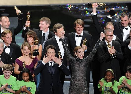 Los ganadores saludan al final de la ceremonia