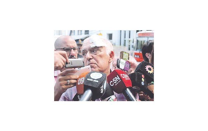 Carlos Ruckauf recibió  un culatazo en la frente por parte de uno de los ladrones. Su custodio, intervino disparándole al ladrón.