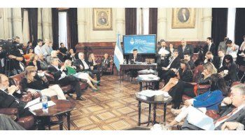 Diputados y senadores se reunieron en el Senado para analizar, por primera vez, los DNU de Mauricio Macri. No hubo acuerdo.