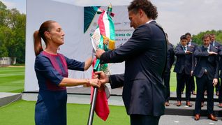 La Selección Mexicana recibió el abanderamiento por parte de la presidenta Claudia Sheinbaum. Guillermo Memo Ochoa fue el encargado de recibir la bandera. La Selección Mexicana recibió el abanderamiento por parte de la presidenta Claudia Sheinbaum. Guillermo Memo Ochoa fue el encargado de recibir la bandera.