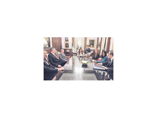 Cristina de Kirchner se reunió ayer en su despacho de la Casa Rosada con el titular de la Asociación Argentina Productores de Porcinos, Juan Uccelli; la ministra de Industria, Débora Giorgi; y el secretario de Comercio Interior, Guillermo Moreno, para impulsar el «jamón crudo argentino» que sustituya al español.