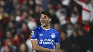 Lleva la 10 en un equipo del fútbol argentino, pero arrastra una trágica historia familiar. Lleva la 10 en un equipo del fútbol argentino, pero arrastra una trágica historia familiar.