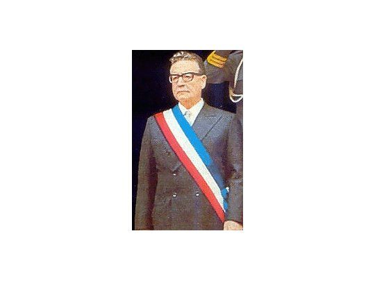 Una agrupación realizó una presentación para exhumar los restos del expresidente chileno, Salvador Allende.