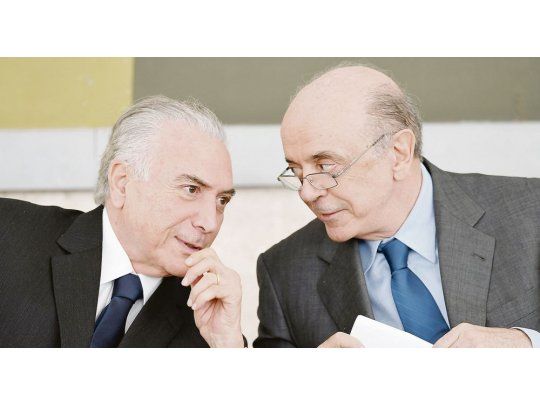 VACÍO. La salida de José Serra (der.) del Gobierno deja al presidente Temer el problema de tener que discutir con su aliado, el PSDB, su sucesor.