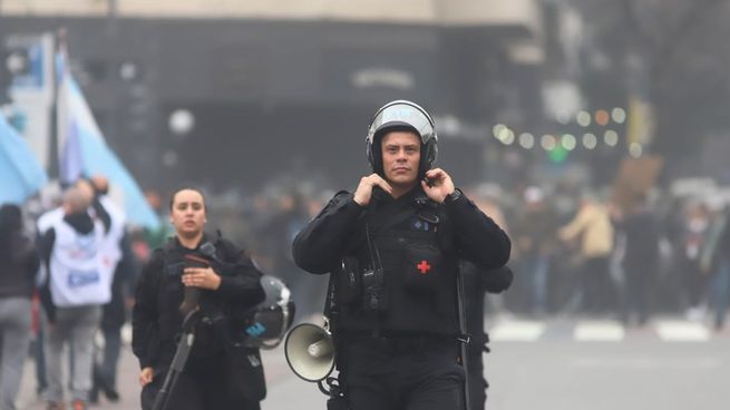 La policía aplicó el protocolo antipiquetes y reprimió a los manifestantes.