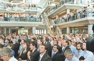 El Gobierno porteño sumó más de 1.000 invitados ayer en la inauguración del edificio que ahora servirá para oficinas pero que fue diseñado para el Banco Ciudad.