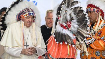 en canada, el papa francisco pide perdon por el genocidio cultural causado a los indigenas 