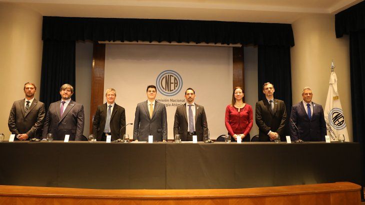 (De izquierda a derecha): Rodolfo Kramer, CEO de CONUAR; Juan Martín Campos, presidente de Nucleoeléctrica Argentina; Leonardo Sobehart, presidente de la Autoridad Regulatoria Nuclear (ARN); Federico Ramos Napoli, secretario de Asuntos Nucleares; Martín Porro, presidente de la CNEA; María Jimena Schiaffino, directora de Seguridad Internacional, Asuntos Nucleares y Espaciales de Cancillería, Bruno Oberlis, director de Dioxitek, y Darío Guissi, CEO de INVAP. (De izquierda a derecha): Rodolfo Kramer, CEO de CONUAR; Juan Martín Campos, presidente de Nucleoeléctrica Argentina; Leonardo Sobehart, presidente de la Autoridad Regulatoria Nuclear (ARN); Federico Ramos Napoli, secretario de Asuntos Nucleares; Martín Porro, presidente de la CNEA; María Jimena Schiaffino, directora de Seguridad Internacional, Asuntos Nucleares y Espaciales de Cancillería, Bruno Oberlis, director de Dioxitek, y Darío Guissi, CEO de INVAP.