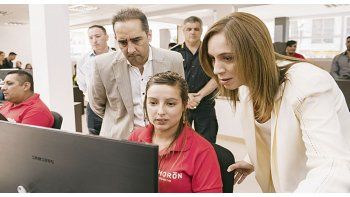escala. Antes de la reunión en la Casa Rosada, María E. Vidal recorrió junto al intendente de Morón, Ramiro Tagliaferro, un Centro de Monitoreo.