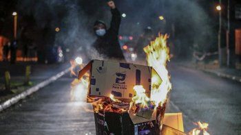 Un cacerolazo convocado por redes sociales termin&oacute; con saqueos y barricadas en Chile.