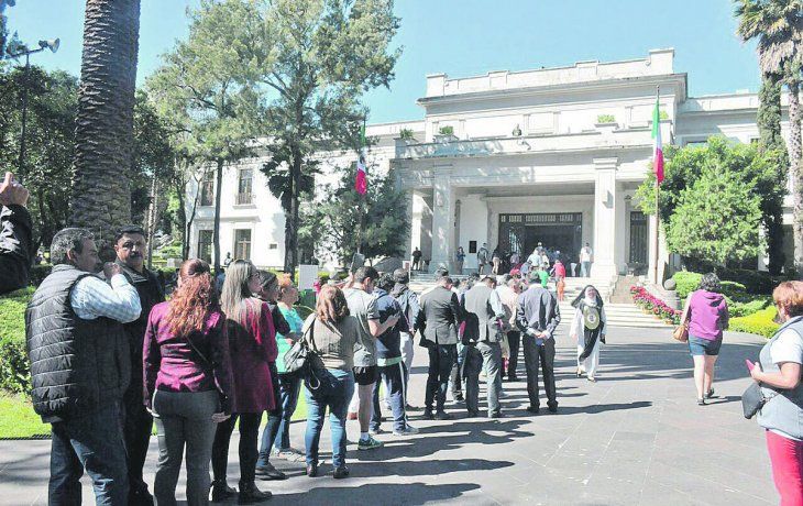 APERTURA. Miles de mexicanos recorrieron los hasta hace unas horas rincones lujosos y privados de los presidentes de México y sus familias de la residencia oficial de Los Pinos, los cuales fueron abiertos el fin de semana al público por primera vez en más de ocho décadas. Había sido una de las promesas de López Obrador.