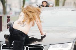 Escrache a Strauss-Kahn por feministas en topless (foto 1)