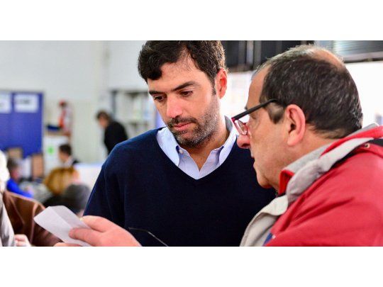 El director ejecutivo de ANSES conversó con los vecinos que se encontraban haciendo trámites.