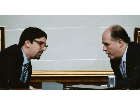 CONFIRMACIÓN. Para el vicepresidente del parlamento, Freddy Guevara (izquierda), y su titular, Julio Borges (derecha), la declaración de Smartmatic ratificó sus denuncias sobre fraude. Pidieron una investigación a la Fiscalía.